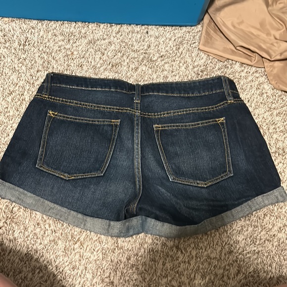 Gap jean shorts size 8 uk12 have worn one time no flaws - Picture 2 of 3